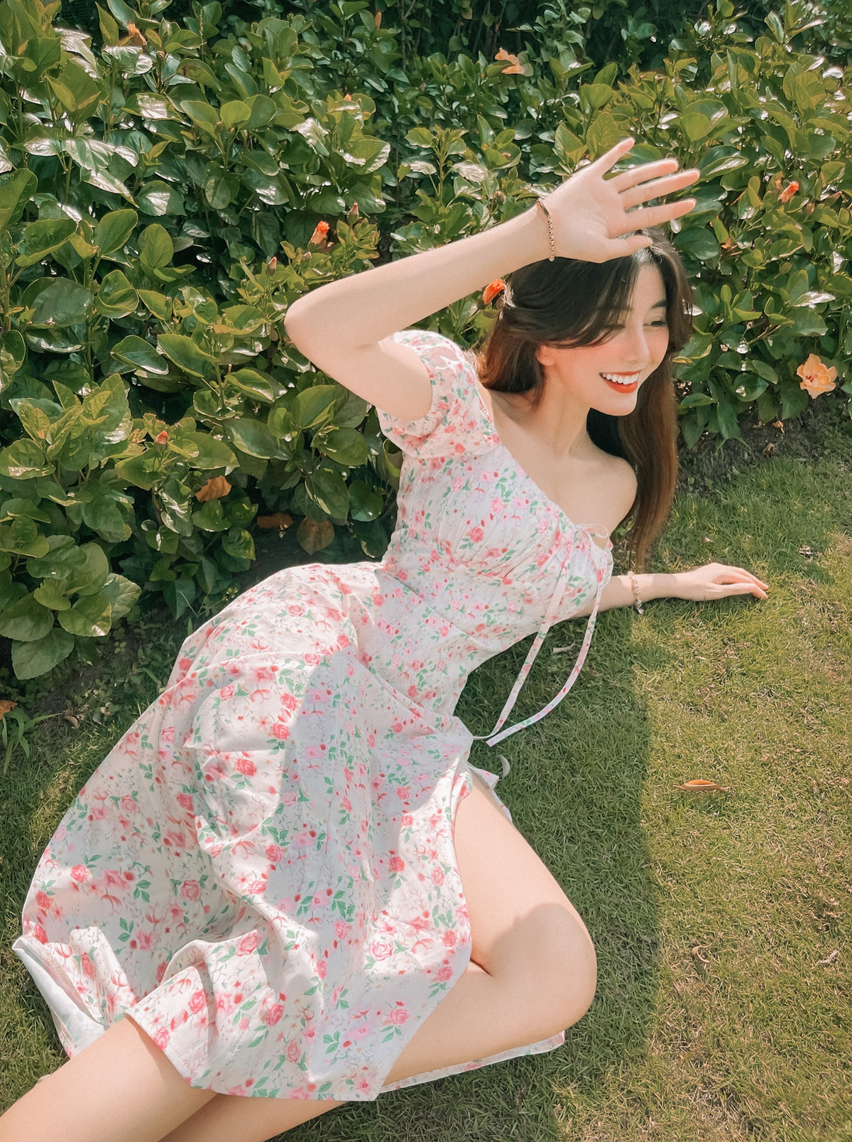 Có những khoảnh khắc tạo dáng của Võ Ngọc Trân khiến cư dân mạng "nóng mắt" khi ngắm nhìn bởi gần như suýt bị "lộ hàng".