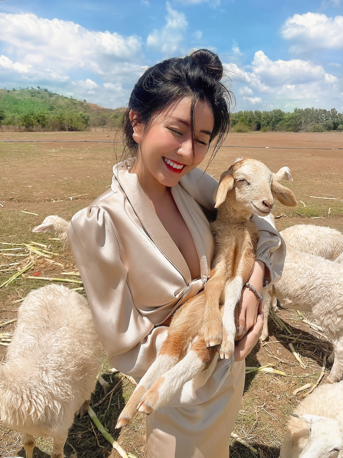 Ngọc Trân cũng từng nhiều lần khiến báo Trung, Hàn tốn giấy mực vì nhan sắc thần thái cực khí chất, body mướt mắt nhìn "không mê không được".