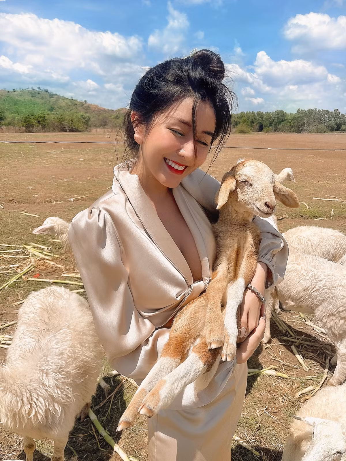 Ngọc Trân cũng từng nhiều lần khiến báo Trung, Hàn tốn giấy mực vì nhan sắc thần thái cực khí chất, body mướt mắt nhìn "không mê không được".