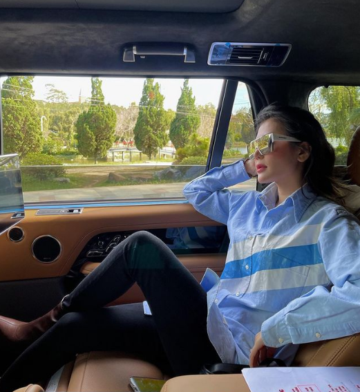 Trước đó, Thảo Uyên nhiều lần xuất hiện trên khán đài cổ vũ cho CLB Hà Nội trong nhiều trận đấu. Cô còn diện áo của CLB này, thậm chí mặc áo số 7 - con số in trên áo đấu của Mạch Ngọc Hà.