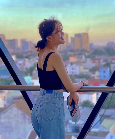 Với ngoại hình xinh đẹp, vóc dáng nổi bật, ngoài thời gian học, cô từng làm mẫu ảnh cho một số nhãn hiệu thời trang.