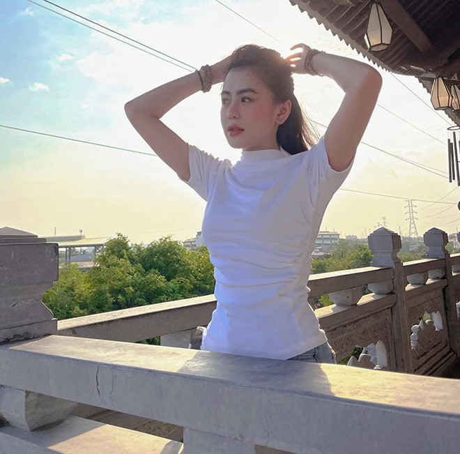 Cô nàng 9x còn thường xuyên xuất hiện trong các clip, story tại trang cá nhân của bạn trai tin đồn. Dưới những bài đăng của "hot girl võ thuật", tiền vệ 10x cũng thường xuyên bình luận "thả thính". Ảnh: IGNV