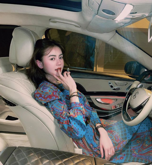 Là dân võ thuật, nhưng Thảo Uyên không hề bị thô cứng, ngược lại cô sở hữu ngoại hình đầy nữ tính và gương mặt đầy thiện cảm.