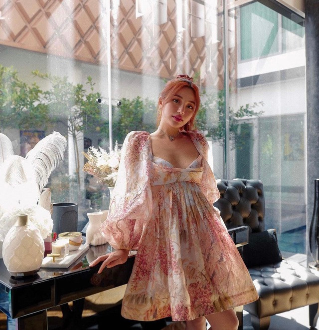 Nữ rich kid hiện đang là một Youtuber chuyên chia sẻ về xu hướng thời trang, cách phối quần áo và cách trang điểm với cư dân mạng, kiếm tiền bằng chính sức lực của mình.