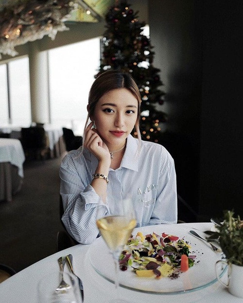 Thiên kim tiểu thư 9x này thường xuyên diện những bộ đồ hàng hiệu đắt đỏ, xách những chiếc túi bản giới hạn như Moschino, Miu Miu, Gucci, Marcjacobs, Burberry...