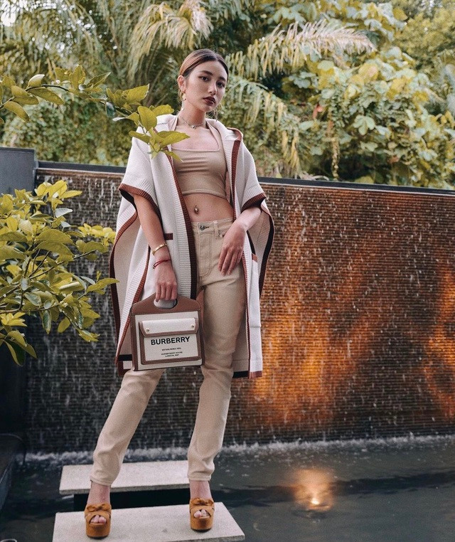 Nhờ ngoại hình đẹp, gương mặt sáng và đặc biệt cuộc sống "ngậm thìa vàng" của cô đã giúp cô thu về hơn 240.000 người theo dõi và hâm mộ.