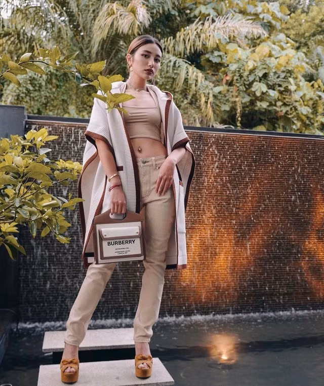 Nhờ ngoại hình đẹp, gương mặt sáng và đặc biệt cuộc sống "ngậm thìa vàng" của cô đã giúp cô thu về hơn 240.000 người theo dõi và hâm mộ.