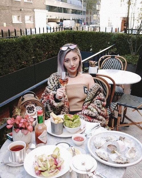 Khác với mẹ, Calista thường xuyên mặc những trang phục đơn giản như áo phông, quần jeans như những cô gái bình thường khác.