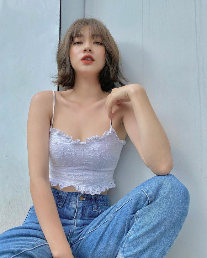 Gái xinh sinh năm 1993 này cũng là một người mẫu lookbook khá có tiếng trên đất Hà thành.