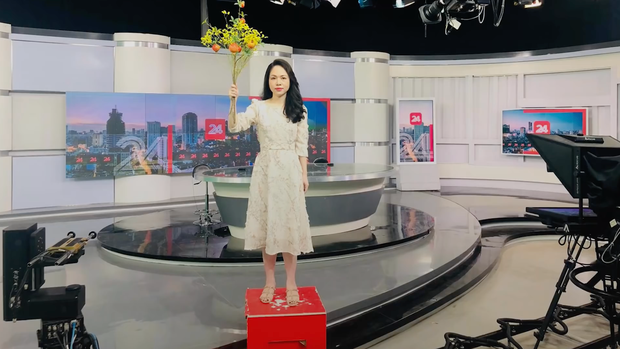 Thậm chí, "Chị cà khịa" VTV là BTV Thư Hiền còn có màn hoá thân thành cây giống như hình tượng Đen Vâu trong MV khiến khán giả được phen thích thú. Không chỉ bật cười vì lối dẫn hài hước pha chút "cà khịa" của các BTV VTV, nhiều netizen còn tích cực chia sẻ nhằm kêu gọi tất cả đồng lòng chống dịch.