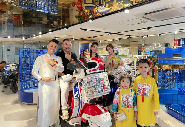 Chỉ một bức ảnh thôi nhưng có thể thấy khác với sự đồn đoán của nhiều người, mối quan hệ mẹ chồng - nàng dâu giữa Mina Phạm và mẹ Minh Nhựa vẫn rất tốt đẹp.