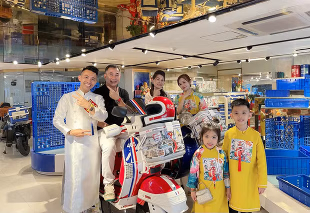 Chỉ một bức ảnh thôi nhưng có thể thấy khác với sự đồn đoán của nhiều người, mối quan hệ mẹ chồng - nàng dâu giữa Mina Phạm và mẹ Minh Nhựa vẫn rất tốt đẹp.