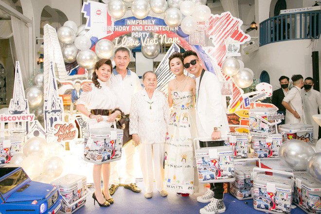 Mặc dù trước đây vợ 2 Minh Nhựa từng bị đồn đoán có mối quan hệ không mấy tốt đẹp với nhà chồng, nhưng qua những hình ảnh này dường như đã đập tan đi mọi lời dèm pha không tốt đẹp đó.