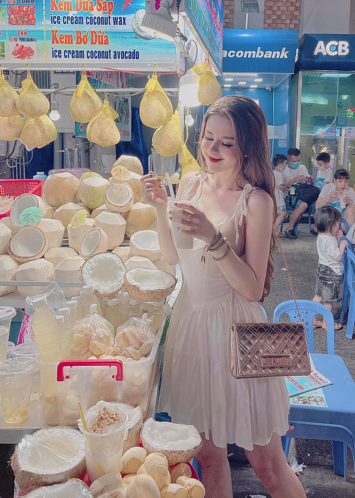 Mỹ Linh ngoài đời còn sở hữu vóc dáng mảnh mai cùng gu thời trang gợi cảm. Ảnh: FBNV