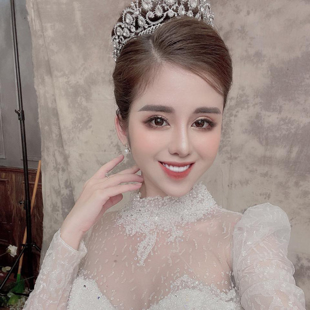 Về phía cô vợ hot girl này, Mỹ Linh mới đây khiến netizen hoang mang khi đột nhiên thay avatar mặc váy cưới vô cùng xinh đẹp.
