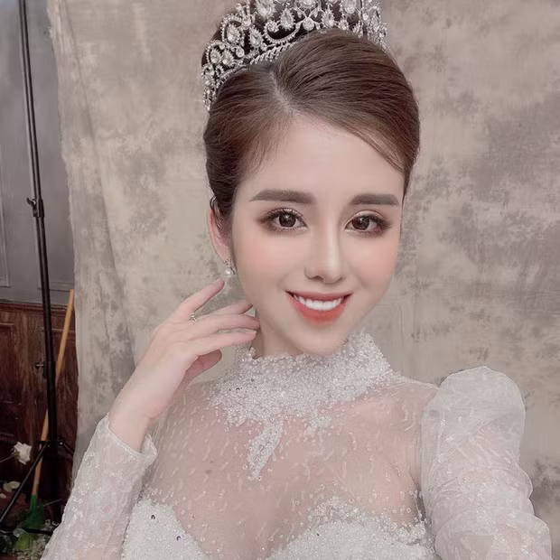 Về phía cô vợ hot girl này, Mỹ Linh mới đây khiến netizen hoang mang khi đột nhiên thay avatar mặc váy cưới vô cùng xinh đẹp.