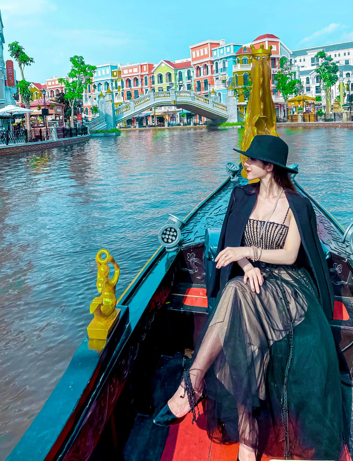 Bên cạnh đó, Mỹ Linh còn thường xuyên đăng tải hình ảnh khoe nhan sắc, check - in ở những khu du lịch sau thời gian ly hôn.