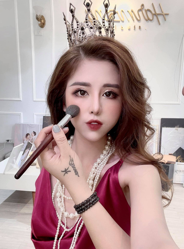 Tuy nhiên, sau khi tìm hiểu được biết nhưng bức ảnh chụp váy cưới này là cô nàng đang làm mẫu ảnh mà thôi. Ngoài váy cô dâu, cô nàng còn thay nhiều trang phục khác cũng xinh đẹp không kém.