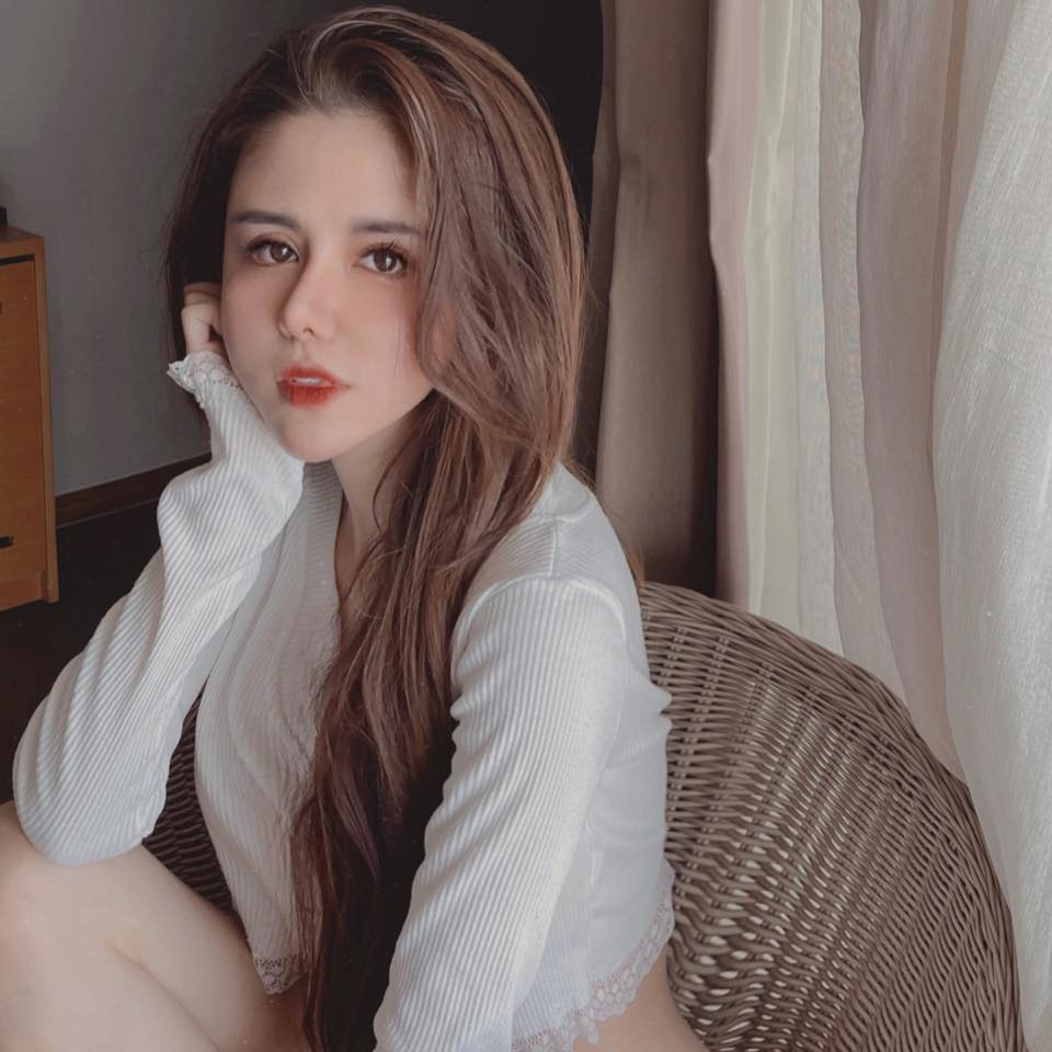 Trong suốt thời gian chung sống với Huy Cung, Mỹ Linh liên tiếp gặp thị phi, đặc biệt là việc thẩm mỹ khuôn mặt quá nhiều để có nhan sắc như hiện tại.