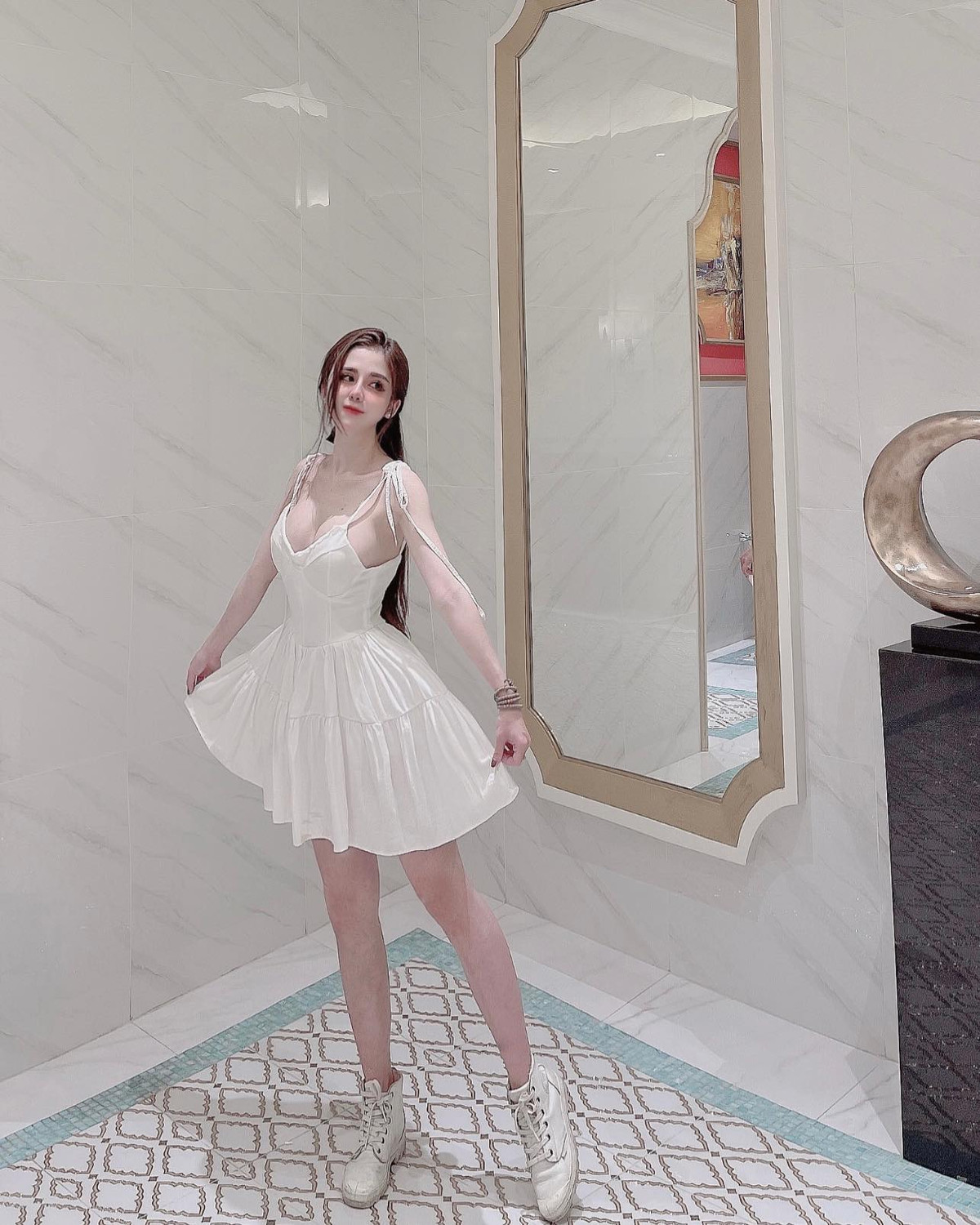 Gương mặt cô được nhận xét có nhiều nét khá Tây, giống con gái Thái Lan nên được ưu ái gọi là "thiên thần lai".