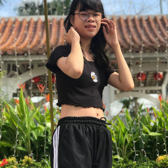 Không khó để nhận thấy thời gian gần đây, Thanh Nga đã thường xuyên mặc váy và trông nữ tính hơn.