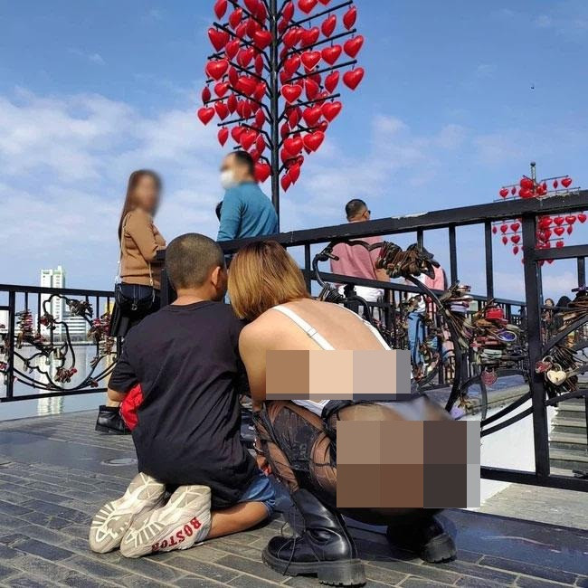 Trên trang cá nhân mới đây, người này tiếp tục gây nhức mắt với hình ảnh mặc như không mặc cả trên lẫn dưới. Diện chiếc quần lưới mỏng tang lộ nội y bên trong, bên trên chị cũng mặc chiếc áo hở lưng và phía trước cũng chẳng có nội y che chắn. Thời trang phản cảm này của chị L.B.C đã khiến người xung quanh ngoái đầu nhìn, lắc đầu ngán ngẩm.