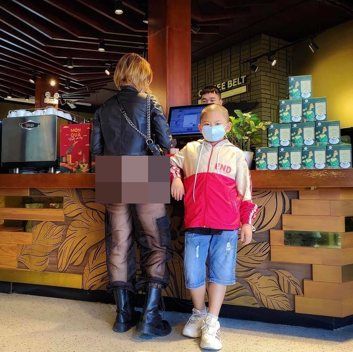 Trên trang cá nhân, chị cũng không ngần ngại chia sẻ nhiều hình ảnh "thả rông" của mình, từ nhà hàng đến quán cafe, hay thậm chí đến các địa điểm du lịch đông đúc chị cũng gây phản cảm như vậy.