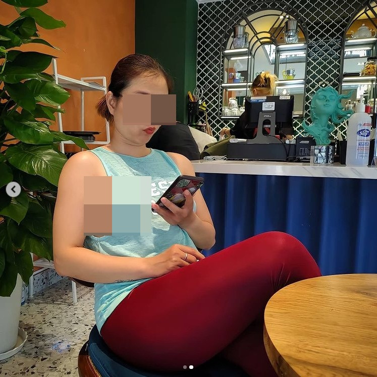 Những hình ảnh của chị đã thu hút sự chú ý đông đảo từ cộng đồng mạng. Nhiều người cho rằng họ vô cùng "nóng mắt" khi chứng kiến phong cách ăn mặc hở hang này.