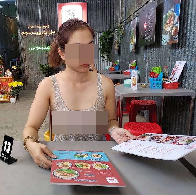 Đây không chỉ là lần đầu, mà trước đó vô số lần chị L.B.C khiến cư dân mạng "nóng mắt" với loạt ảnh ăn mặc phản cảm, "thả rông" vòng 1 tại nơi nhiều người qua lại.