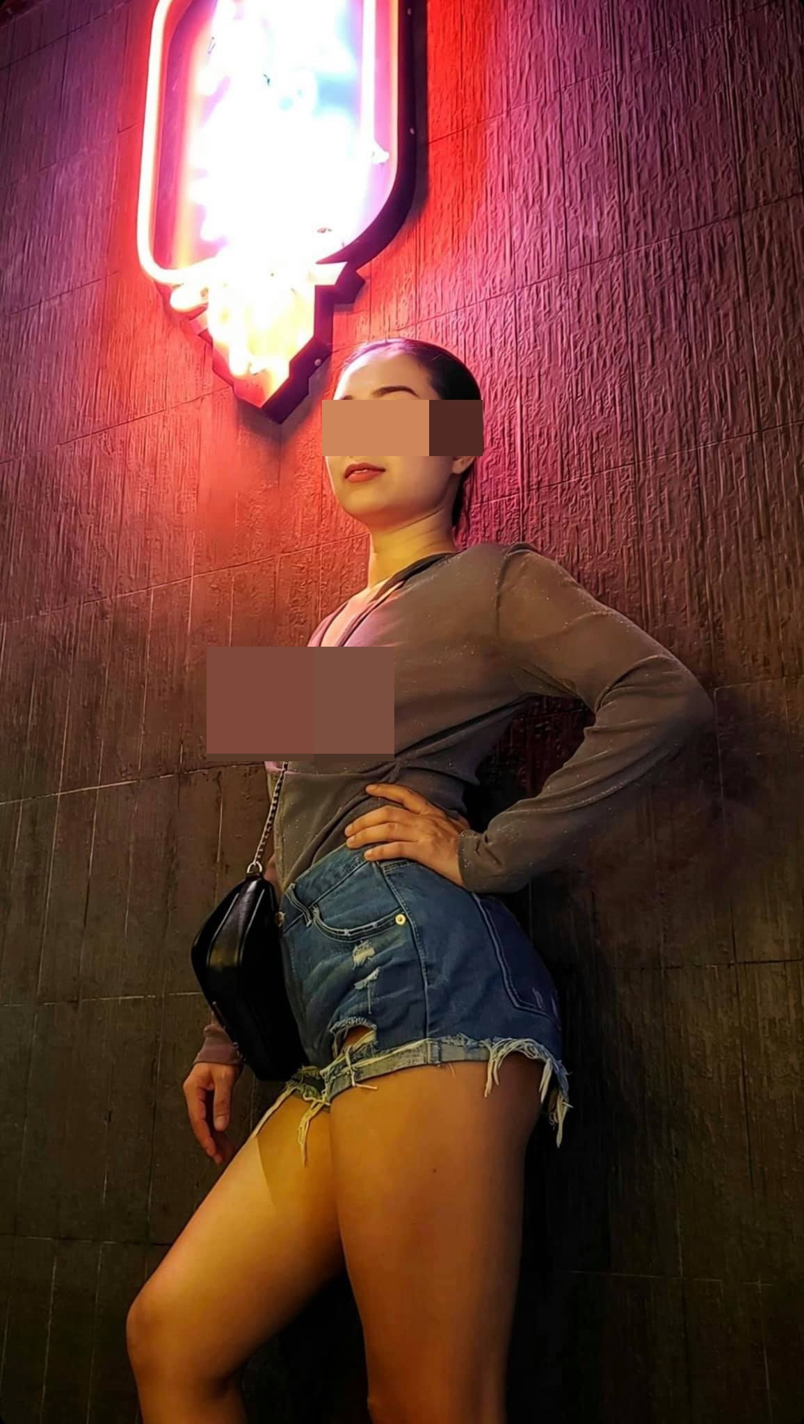 Đáng chú ý hơn, từ sau khi nổi tiếng khắp MXH lượt theo dõi trên trang cá nhân của L.B.C tăng đáng kể. Người phụ nữ này vẫn đăng tải ảnh mới đều đều và không bao giờ thương tác với những người bình luận ảnh.