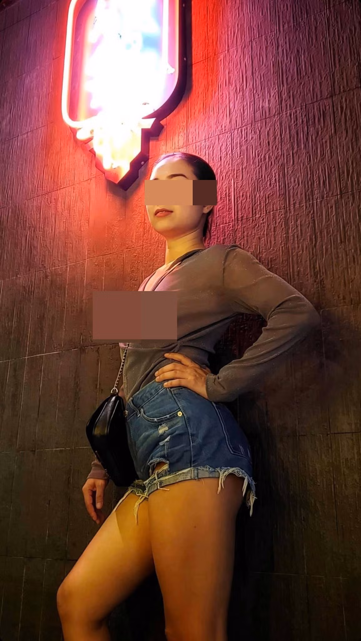 Đáng chú ý hơn, từ sau khi nổi tiếng khắp MXH lượt theo dõi trên trang cá nhân của L.B.C tăng đáng kể. Người phụ nữ này vẫn đăng tải ảnh mới đều đều và không bao giờ thương tác với những người bình luận ảnh.