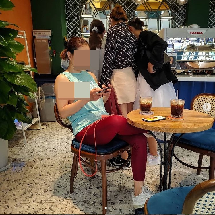 Mọi hoạt động vui chơi, check-in những nơi sang chảnh ở Sài Gòn, vẫn được người phụ nữ này chụp lại và đăng tải công khai trên mạng xã hội. Điều này khiến truyền thông trong và ngoài nước rất "sốc" về hành động này.