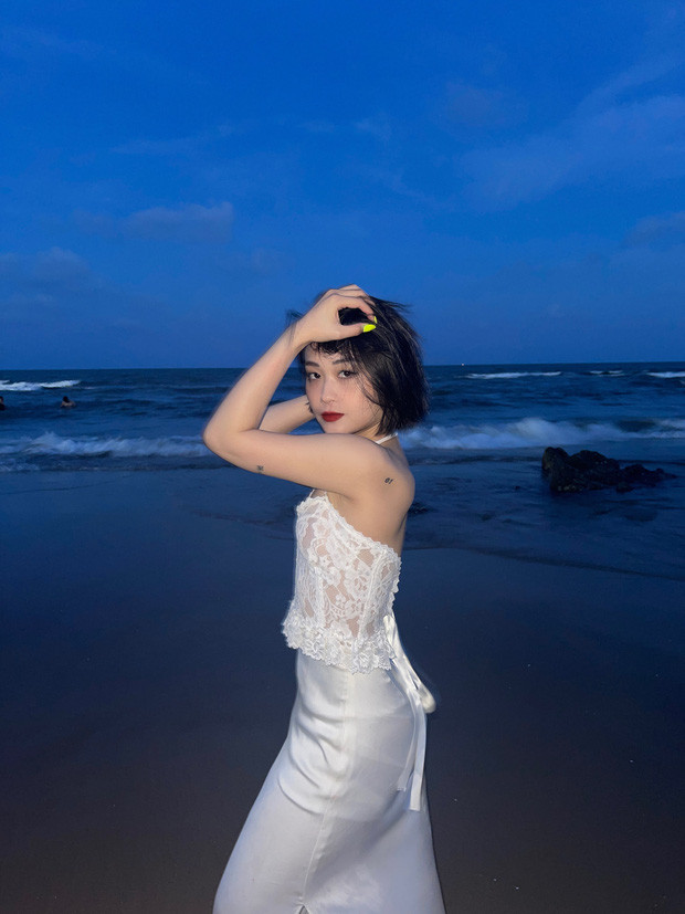 Hảo Thỏ tên thật là Cầm Thị Ngân Hảo, cô nàng sinh năm 1995. Ngoài hoạt động trên TikTok, Hảo Thỏ còn được biết đến với vai trò streamer và MC bóng đá.