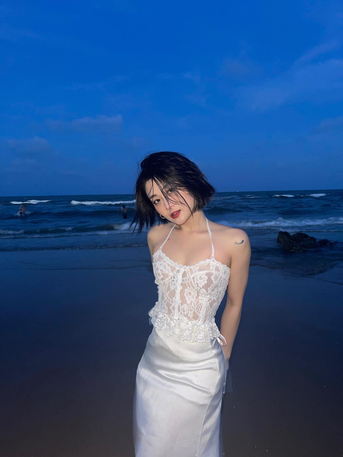 Trong bộ váy táo bạo, làn da trắng sáng cùng thân hình gợi cảm của gái xinh này đã được thể hiện quá đỗi ấn tượng.