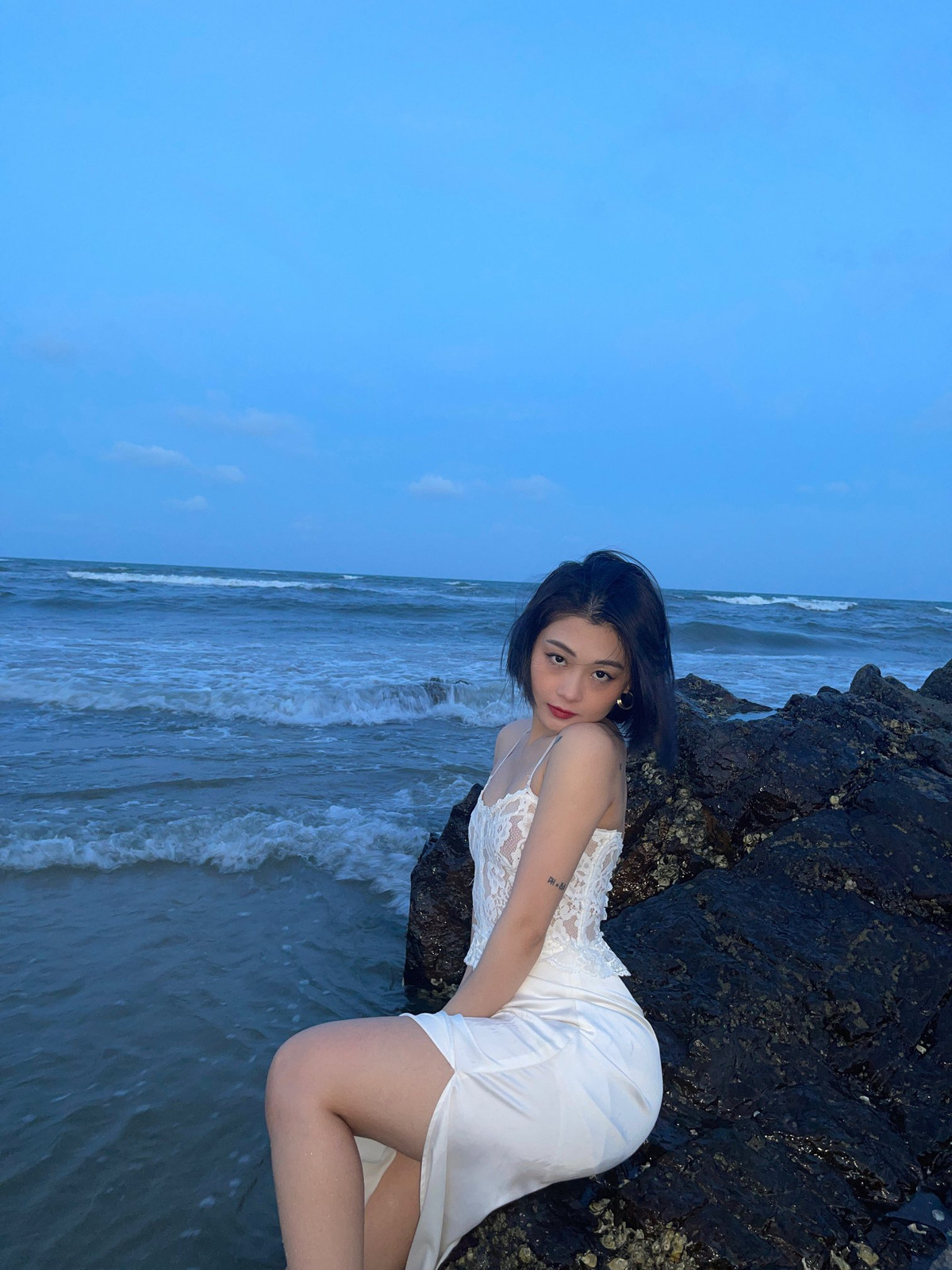 Hình ảnh Hảo Thỏ xuất hiện trong bộ váy "xuyên thấu" tạo dáng ở biển gần như đã chiếm sóng toàn bộ MXH mấy ngày qua.