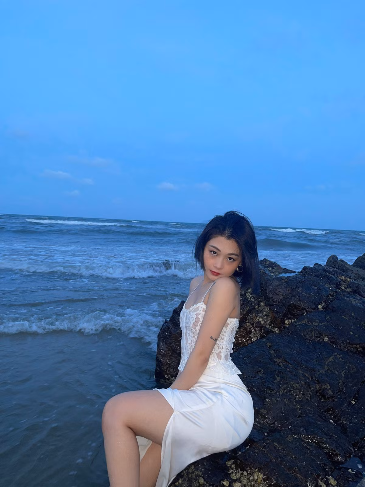 Hình ảnh Hảo Thỏ xuất hiện trong bộ váy "xuyên thấu" tạo dáng ở biển gần như đã chiếm sóng toàn bộ MXH mấy ngày qua.