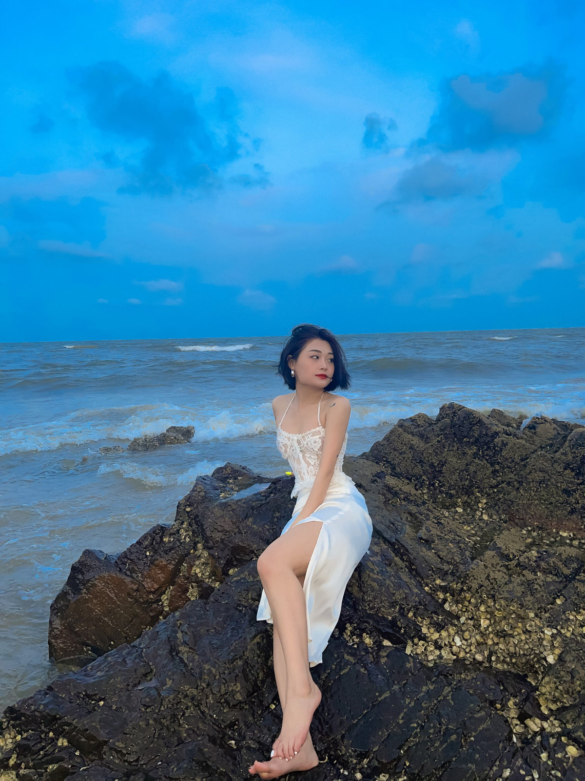 Mới đây Hảo Thỏ lại tung ra một bộ ảnh đi biển cực "mát mẻ" với trang phục gần như "xuyên thấu" từ chiếc áo ren trắng, cùng với đó là thân hình gợi cảm của cô nàng đã khiến vô số netizen phải trầm trồ.