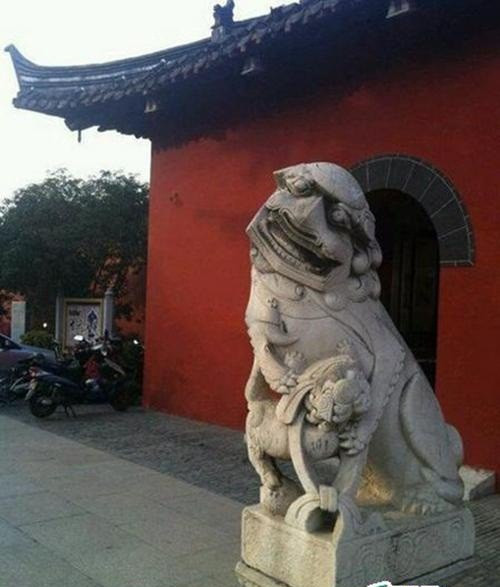 Hình ảnh sư tử đá oai nghiêm vốn có đã không còn như trong truyền thuyết.