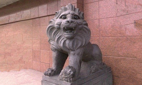 Bức tượng này nhận được rất nhiều sự quan tâm từ cộng đồng mạng bởi tạo hình đường nét trên mặt khá hài hước.