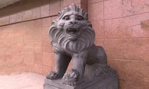 Bức tượng này nhận được rất nhiều sự quan tâm từ cộng đồng mạng bởi tạo hình đường nét trên mặt khá hài hước.