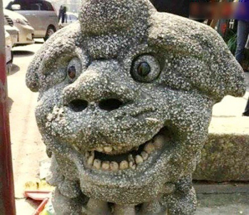 Bức tượng lúc nào cũng phải trong tư thế: "Ngạc nhiên thế?", dù chẳng có gì xảy ra cả!