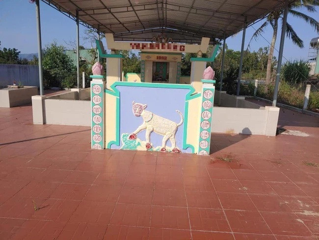 Sư tử vốn là loài vật biểu trưng cho quyền uy và sức mạnh, thể hiện quyền lực nên thường được nhiều nơi ưa chuộng tạo hình để trang trí. Tuy nhiên, hình điêu khắc sư tử ở miếu tổ này lại khiến người nhìn được phen cười nghiêng ngả trước tạo hình độc dị của chú sư tử.