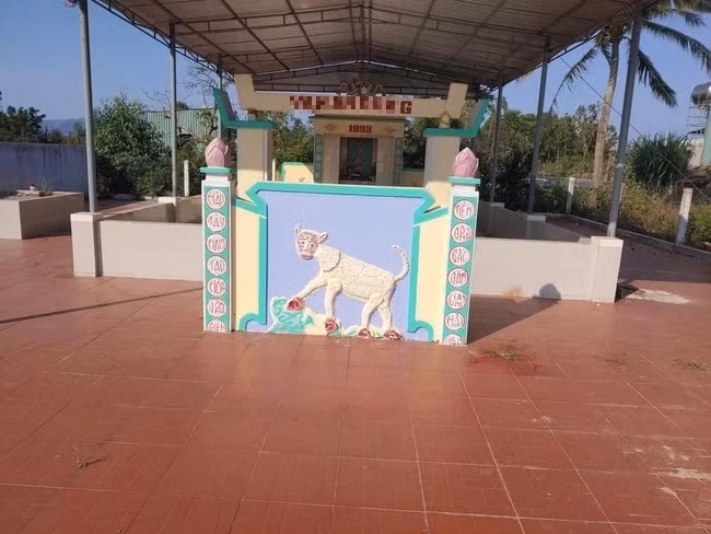 Sư tử vốn là loài vật biểu trưng cho quyền uy và sức mạnh, thể hiện quyền lực nên thường được nhiều nơi ưa chuộng tạo hình để trang trí. Tuy nhiên, hình điêu khắc sư tử ở miếu tổ này lại khiến người nhìn được phen cười nghiêng ngả trước tạo hình độc dị của chú sư tử.