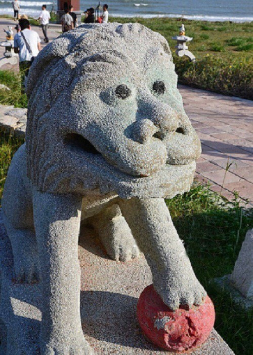 Nhân dịp này, cư dân mạng lại cùng nhau chia sẻ loạt hình ảnh về sư tử đá "phiên bản lỗi" từng khiến bao người cười rớt hàm.