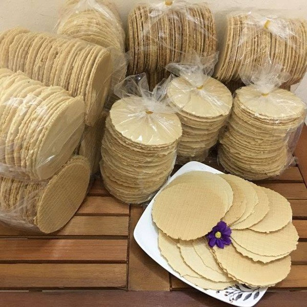 Lát bánh quế mỏng dính, màu vàng ruộm, thơm mùi quế trở thành món ăn tuổi thơ của bao thế hệ. Ảnh: Tổng hợp