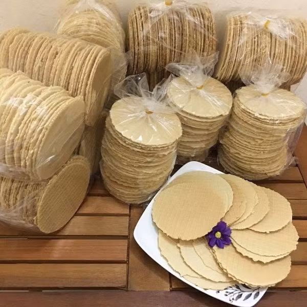 Lát bánh quế mỏng dính, màu vàng ruộm, thơm mùi quế trở thành món ăn tuổi thơ của bao thế hệ. Ảnh: Tổng hợp