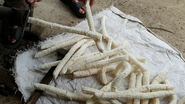 Bỏng nổ (hay còn gọi là bỏng gậy) là thức quà quê gợi nhớ tuổi thơ của nhiều thế hệ 8x, 9x.