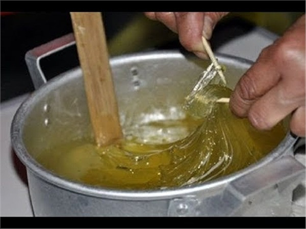 Được làm từ đường mạch nha, có thể thêm chút lạc, đậu phộng cho tăng hương vị, kẹo kéo là món ăn tuổi thơ không thể không nhắc đến đối với nhiều người.