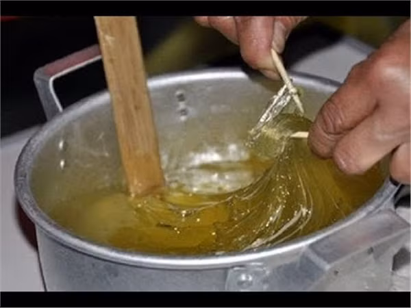 Được làm từ đường mạch nha, có thể thêm chút lạc, đậu phộng cho tăng hương vị, kẹo kéo là món ăn tuổi thơ không thể không nhắc đến đối với nhiều người.