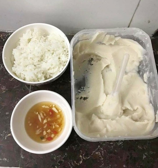 Cơm trộn mắm và mỡ lợn chính là món ăn "huyền thoại" của lũ trẻ ngày xưa. Chỉ một chút mắm, thêm tí hạt tiêu hòa cùng mỡ lợn béo ngậy, khuấy đều rồi trộn cùng cơm trắng mà vẫn làm bao người phải say mê.